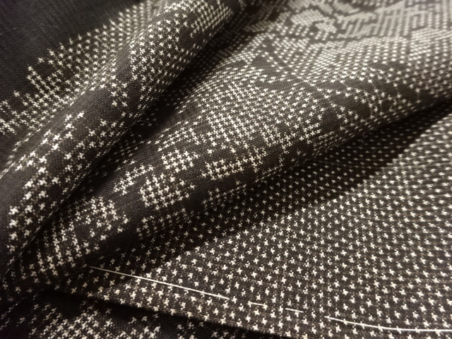  未使用品　流水に草花模様織り出し本場泥大島紬着物(5マルキ)